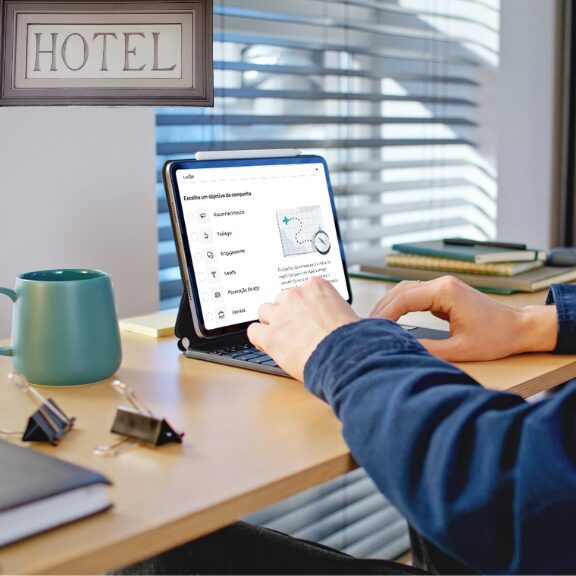 hoteleiro criando uma campanha de anúncios para seu hotel no Facebook