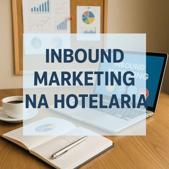 Estratégias de inbound marketing para hotelaria com notebook, gráficos e café sobre a mesa.