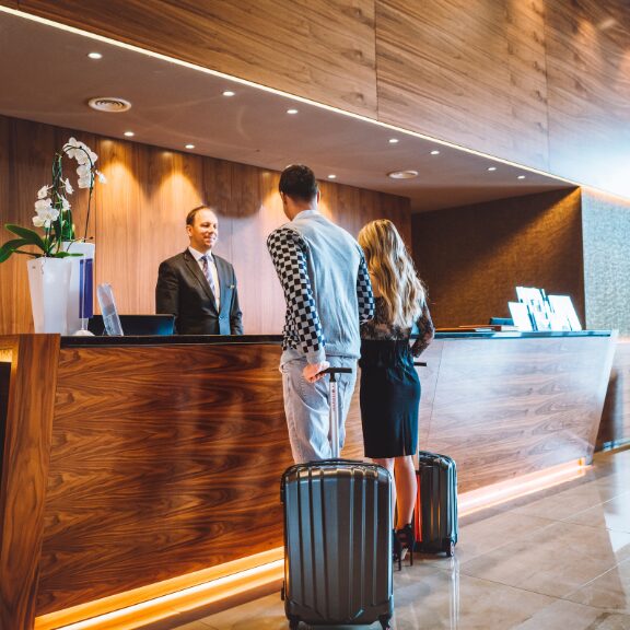 imagem de um casal fazendo check-in em um hotel