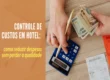 Imagem sobre controle de custos hotel, com pessoa usando calculadora ao lado de dinheiro e recibos.