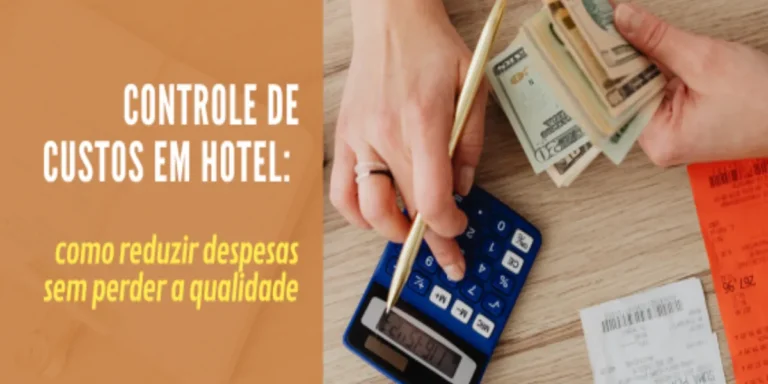 Controle de custos hotel: como reduzir despesas Imagem sobre controle de custos hotel, com pessoa usando calculadora ao lado de dinheiro e recibos.