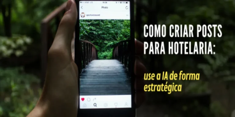 criar posts para hotelaria Mão segura celular com post sobre criar posts para hotelaria.