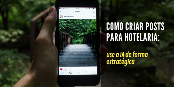 criar posts para hotelaria Mão segura celular com post sobre criar posts para hotelaria.