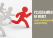 Imagem sobre posicionamento de marca, com figura vermelha à frente de outras figuras brancas em movimento.