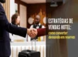 Recepção de hotel com hóspede fazendo check-in e texto sobre estratégias de vendas hotel para converter demanda em reservas.