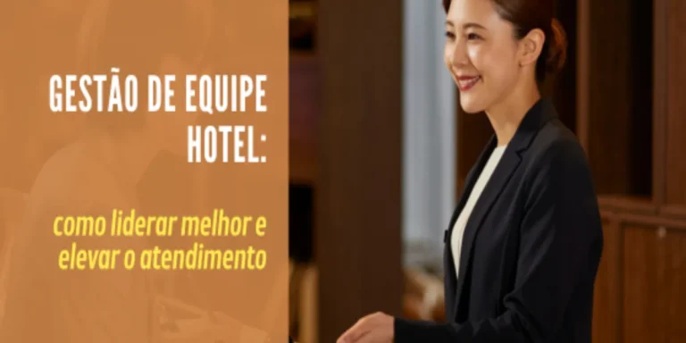 Gestão de equipe hotel Gestão de equipe hotel com profissional sorrindo na recepção de um hotel.