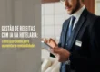 Gestão de receitas com IA na hotelaria realizada por profissional que analisa dados em um tablet.