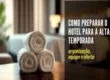 Toalhas organizadas em quarto de hotel para ilustrar como preparar o hotel para alta temporada