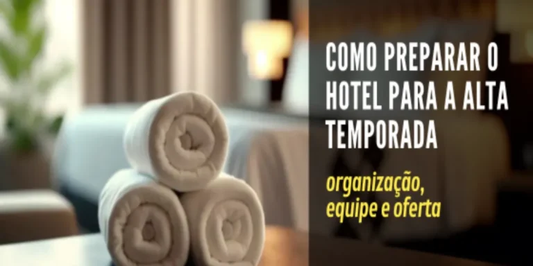 Como preparar o hotel para alta temporada Toalhas organizadas em quarto de hotel para ilustrar como preparar o hotel para alta temporada