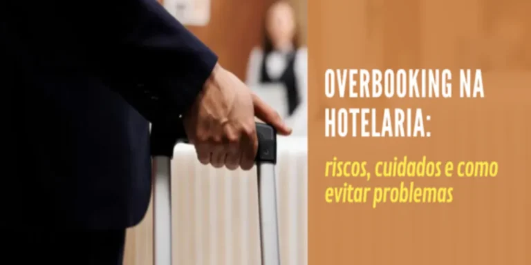 overbooking hotel Hóspede com mala na recepção de hotel em imagem sobre overbooking hotel e cuidados para evitar problemas.