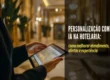 Profissional usando tablet em hotel, representando a personalização com IA na hotelaria.