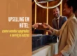 Hóspede recebe atendimento na recepção de hotel durante estratégia de upselling hotel