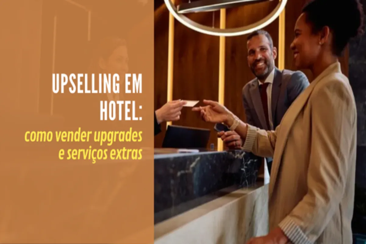 Hóspede recebe atendimento na recepção de hotel durante estratégia de upselling hotel