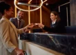 Hóspede recebe atendimento na recepção de hotel durante estratégia de upselling hotel