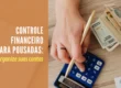 Controle financeiro para pousadas com pessoa utilizando calculadora e organizando dinheiro para acompanhar as contas.